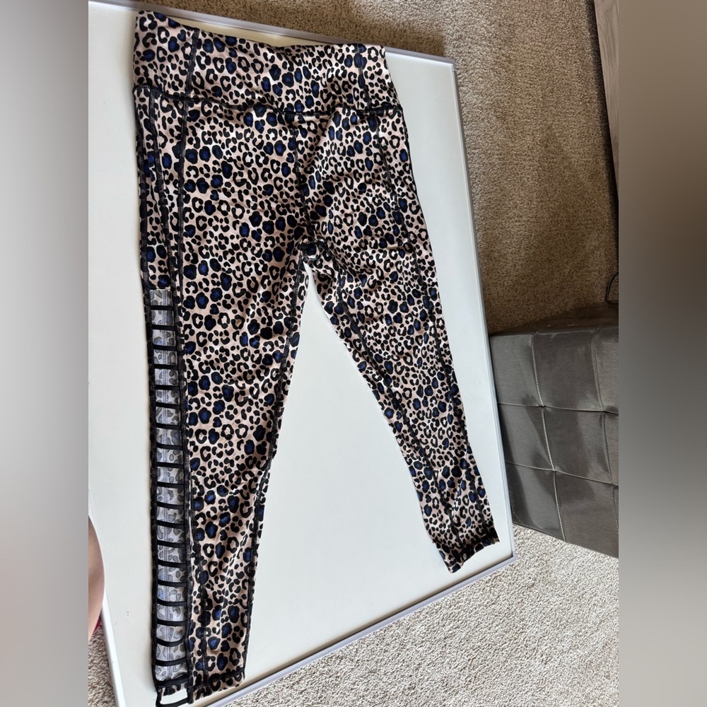 Victoria's Secret Sport animal print Leggings - Picture 3 of 7